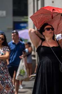Pessoas a caminhar debaixo do calor